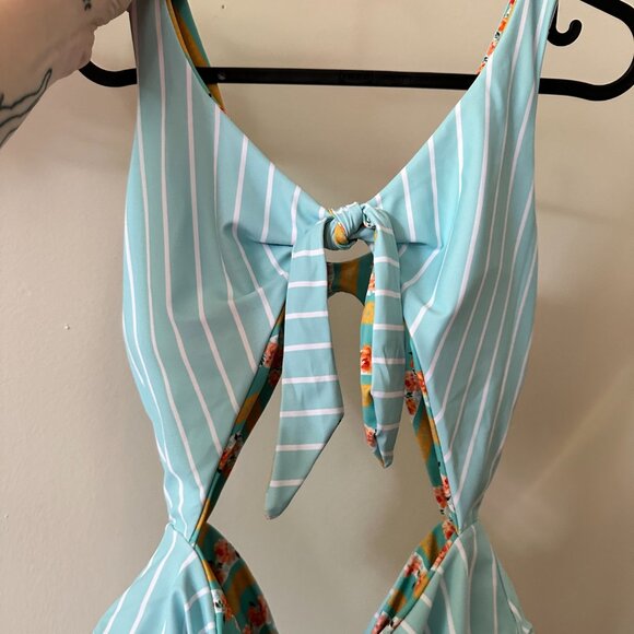 Zaful Reversible One-piece Swimsuit (high cut leg, retro prints) - Picture 4 of 9